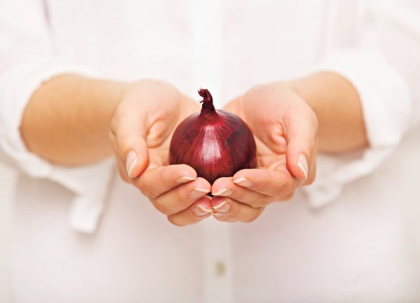 Si-a aplicat o bucata de ceapa pe dinte dintr-un motiv uimitor! Rezultatul a fost unul spectaculos Si-a aplicat o bucata de ceapa pe dinte dintr-un motiv uimitor! Rezultatul a fost unul spectaculos