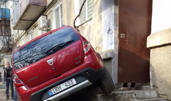 Soferul care a reusit sa parcheze "foarte aproape de casa", dar si-a avariat masina. Vezi cum i-a reusit - FOTO Soferul care a reusit sa parcheze "foarte aproape de casa", dar si-a avariat masina. Vezi cum i-a reusit - FOTO