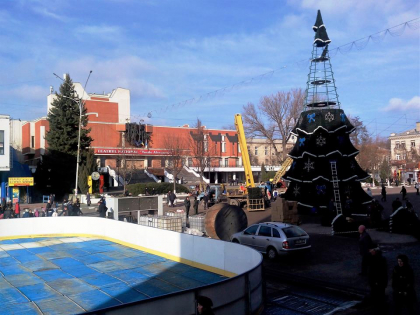 Lucrarile sunt in toi: Patinoarul si pomul de Craciun "mai mare ca cel de la Moscova" prind contur la Balti - GALERIE FOTO Lucrarile sunt in toi: Patinoarul si pomul de Craciun "mai mare ca cel de la Moscova" prind contur la Balti - GALERIE FOTO