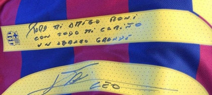 Doua numere 10 uriase ale Barcelonei intr-o singura imagine. Mesajul pe care Messi i l-a scris lui Ronaldinho intr-un gest istoric - FOTO Doua numere 10 uriase ale Barcelonei intr-o singura imagine. Mesajul pe care Messi i l-a scris lui Ronaldinho intr-un gest istoric - FOTO