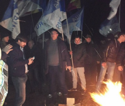 Renato Usatii si sustinatorii sai au facut focul in fata resedintei prezidentiale de la Condrita: "Vom face frigarui dintr-o ratusca. Cei care nu dorm, luati lemne si carne si veniti aici, noi va asteptam" - FOTO si VIDEO Renato Usatii si sustinatorii sai au facut focul in fata resedintei prezidentiale de la Condrita: "Vom face frigarui dintr-o ratusca. Cei care nu dorm, luati lemne si carne si veniti aici, noi va asteptam" - FOTO si VIDEO