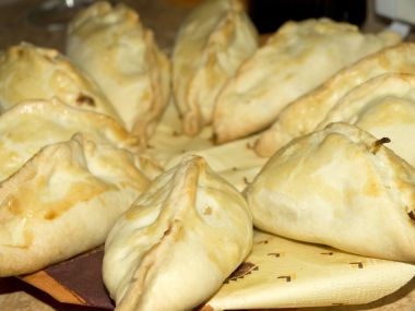 Mini calzone cu sunca, branza si cartofi Mini calzone cu sunca, branza si cartofi