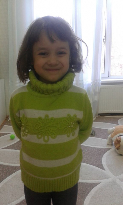 Fetita de 4 ani, gasita singura in strada de oamenii legii. Acestia ii cauta parintii - FOTO