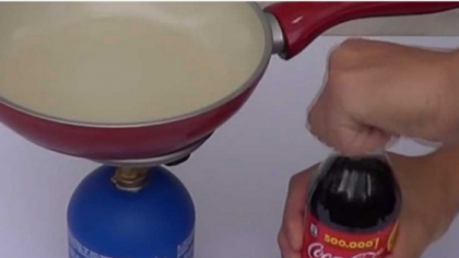 A fiert o sticla de Coca Cola! Ce a descoperit, l-a lasat fara grai - VIDEO A fiert o sticla de Coca Cola! Ce a descoperit, l-a lasat fara grai - VIDEO