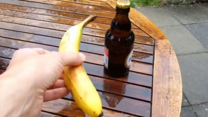 Credeai ca nu este posibil? Uite cum poti deschide o sticla de bere cu o banana