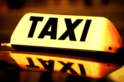 Un taximetrist a lovit MORTAL un pieton, pe trecerea pietonala