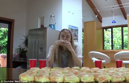 O fosta regina a frumusetii se filmeaza in timp ce mananca 100 de cheesburgeri. Pentru ce este cunoscuta Nela - VIDEO