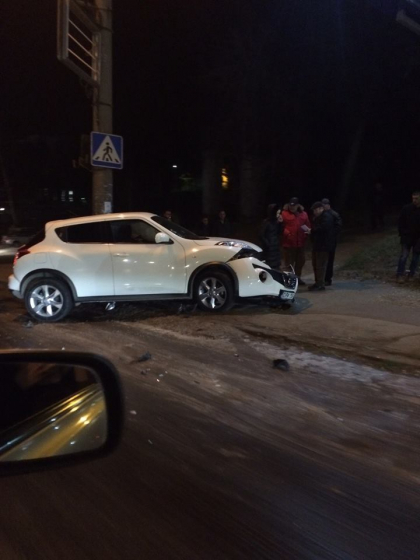 FOTO - O soferita a tamponat din spate un autobuz de ruta pe bulevardul Decebal din capitala FOTO - O soferita a tamponat din spate un autobuz de ruta pe bulevardul Decebal din capitala