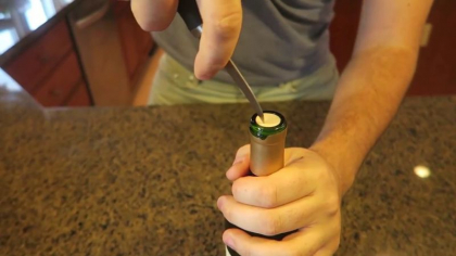 Metoda supertare prin care sa deschizi o sticla de vin fara tirbuson, folosind doar cutitul - VIDEO Metoda supertare prin care sa deschizi o sticla de vin fara tirbuson, folosind doar cutitul - VIDEO