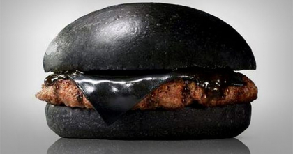Nebunie a japonezilor! Au creat hamburgerul negru! Vezi cat de apetisant este - FOTO Nebunie a japonezilor! Au creat hamburgerul negru! Vezi cat de apetisant este - FOTO