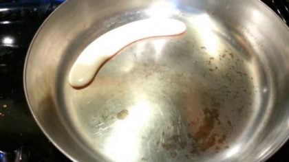 Ce se intampla cand se pune bere intr-o tigaie incinsa? Vezi un experiment inedit - VIDEO Ce se intampla cand se pune bere intr-o tigaie incinsa? Vezi un experiment inedit - VIDEO