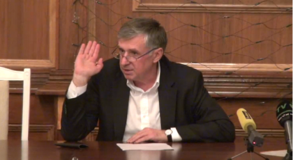 Ion Sturza, la consultari cu societatea civila. Discursul candidatului include caracteristica viitorului premier ideal: "Sa aiba studii complete recunoscute. Aici nu e o aluzie, este o rusine"
