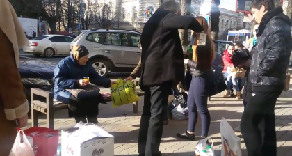 VIDEO - Gest frumos al unui grup de tineri: Au impartit haine, mancare si sucuri oamenilor strazii din Chisinau