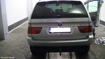 GALERIE FOTO - Masina de lux burdusita cu tigari de contrabanda, descoperita de vamesi. La cat urma sa ajunga profitul de pe urma lor GALERIE FOTO - Masina de lux burdusita cu tigari de contrabanda, descoperita de vamesi. La cat urma sa ajunga profitul de pe urma lor