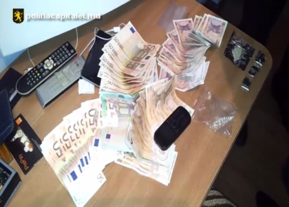 Aduceau droguri prin contrabanda din Germania si le vindeau in Moldova. Politistii au arestat 5 tineri, la care au depistat substante narcotice in valoare de peste 500.000 de lei - VIDEO Aduceau droguri prin contrabanda din Germania si le vindeau in Moldova. Politistii au arestat 5 tineri, la care au depistat substante narcotice in valoare de peste 500.000 de lei - VIDEO