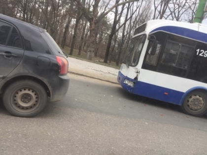 Un troleibuz, plin cu pasageri, implicat intr-un accident pe o strada din sectorul Botanica al capitalei - FOTO Un troleibuz, plin cu pasageri, implicat intr-un accident pe o strada din sectorul Botanica al capitalei - FOTO