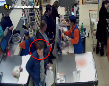 VIDEO - A observat ca unui barbat i-a cazut potofelul, l-a luat si a plecat. Acum este cautat de politie