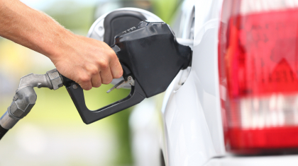 Carburanti mai ieftini: Benzina s-a ieftinit in medie cu 40 de bani, iar motorina cu 30 de bani 