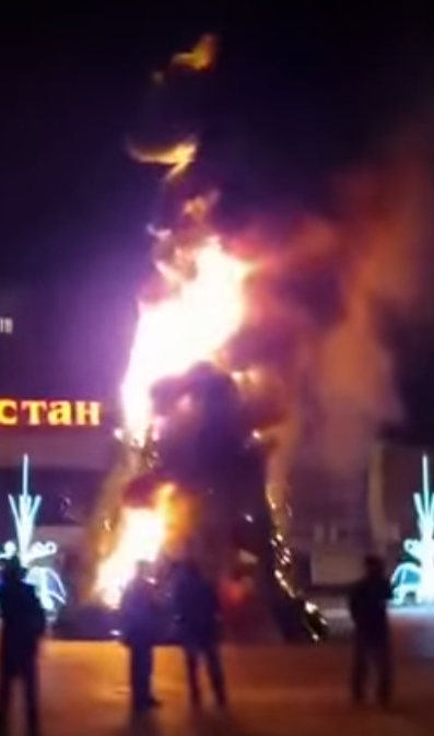 Asa ceva n-ai mai vazut! Bradul de sarbatori dintr-un oras din Kazahstan, mistuit de flacari chiar de Revelion - VIDEO Asa ceva n-ai mai vazut! Bradul de sarbatori dintr-un oras din Kazahstan, mistuit de flacari chiar de Revelion - VIDEO