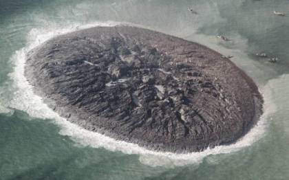 Primele fotografii publicate de NASA cu insula formata in Pakistan in urma cutremurului urias Primele fotografii publicate de NASA cu insula formata in Pakistan in urma cutremurului urias