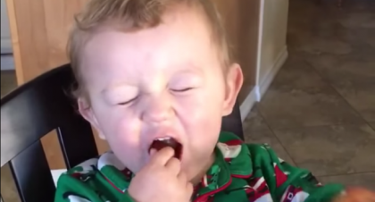 Reactia geniala a unui copil, dupa ce gusta prima data din bacon! Filmuletul a devenit viral pe Internet -  VIDEO