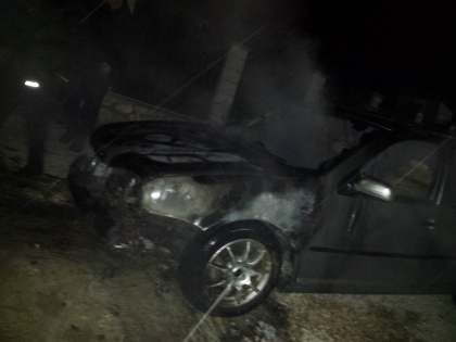 Un barbat s-a ales cu masina distrusa complet, dupa ce a decis sa incalzeaza apa din radiator cu un resou electric - FOTO