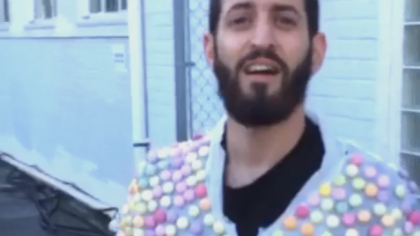 S-a "imbracat" cu Mentos si s-a aruncat intr-o piscina cu Cola. Vezi ce se intampla in secunda urmatoare - VIDEO S-a "imbracat" cu Mentos si s-a aruncat intr-o piscina cu Cola. Vezi ce se intampla in secunda urmatoare - VIDEO