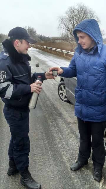 Daca v-ati blocat cu masina in nameti, chemati politia. Oamenii legii ajuta soferii aflati in dificultate - GALERIE FOTO Daca v-ati blocat cu masina in nameti, chemati politia. Oamenii legii ajuta soferii aflati in dificultate - GALERIE FOTO