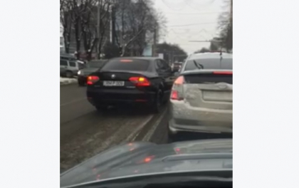 Masina de serviciu a democratului Dumitru Diacov, surprinsa in timp ce se deplasa pe contrasens - FOTO Masina de serviciu a democratului Dumitru Diacov, surprinsa in timp ce se deplasa pe contrasens - FOTO