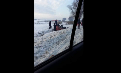 Doua accidente la Ratus: Un sofer s-a rasturnat cu masina si a ajuns intr-un sant, iar alte doua masini s-au ciocnit violent - FOTO Doua accidente la Ratus: Un sofer s-a rasturnat cu masina si a ajuns intr-un sant, iar alte doua masini s-au ciocnit violent - FOTO