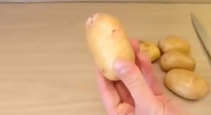 Nu exista ceva mai simplu: Cum cureti cartofii de coaja dintr-o miscare - VIDEO