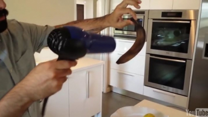 A folosit un uscator de par si o banana pentru a realiza un truc inedit! Tu l-ai incerca - VIDEO A folosit un uscator de par si o banana pentru a realiza un truc inedit! Tu l-ai incerca - VIDEO