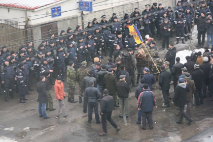 Cateva zeci de sustinatori DA protesteaza in fata sediului PD: sute de politisti au format cordoane - FOTO Cateva zeci de sustinatori DA protesteaza in fata sediului PD: sute de politisti au format cordoane - FOTO