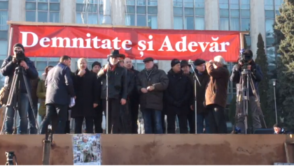 Protestul DA: Sute de oameni s-au adunat in PMAN: protesteaza impotriva unui candidat PD la functia de premier Protestul DA: Sute de oameni s-au adunat in PMAN: protesteaza impotriva unui candidat PD la functia de premier