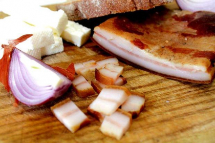 Ce se intampla in organismul tau, daca mananci slanina cu ceapa! Ce au constatat nutritionistii