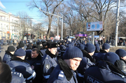Zid viu din sute de politisti desparte cele doua manifestatii din centrul capitalei - FOTO