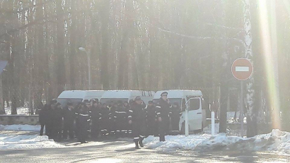 Resedinta de la Condrita, impanzita de oamenii legii: 8 microbuze cu politisti au ajuns la fata locului - GALERIE FOTO Resedinta de la Condrita, impanzita de oamenii legii: 8 microbuze cu politisti au ajuns la fata locului - GALERIE FOTO
