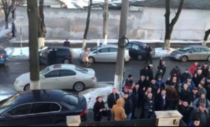 Usatii si sustinatorii merg la Resedinta de la Condrita Usatii si sustinatorii merg la Resedinta de la Condrita