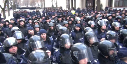 Protestatarii DA au manifestat la Resedinta de Stat: "Jos Plahotniuc!", "Timofti e cu noi!". Sute de politisti au impanzit cladirea - FOTO