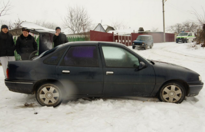 Trei tineri, retinuti pentru furt. Sustrageau bunuri materiale din masini. Au fost prinsi in flagrant - FOTO