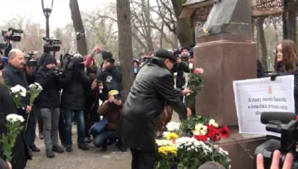 Mai multi oficiali au depus flori la bustul lui Mihai Eminescu: Ghimpu, HUIDUIT de un grup de persoane - FOTO Mai multi oficiali au depus flori la bustul lui Mihai Eminescu: Ghimpu, HUIDUIT de un grup de persoane - FOTO