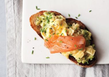 Oua, avocado si somon pe paine prajita