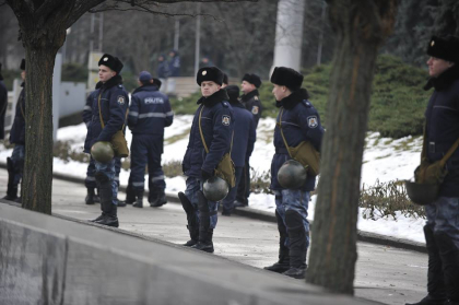 Fortele de ordine s-au adunat in centrul capitalei pentru a asigura ordinea in timpul protestelor - GALERIE FOTO