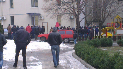 Un grup de tineri s-a adunat la GBC, cladirea unde isi au birourile firme ale lui Plahotniuc - FOTO