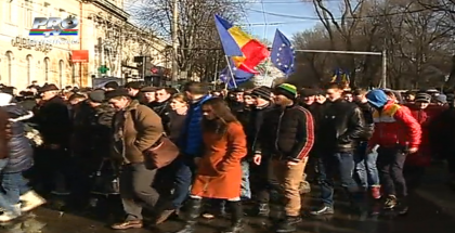 Ministerul Educatiei: La mitingul din scuarul TNOB din 13 ianuarie au participat doar doi elevi: unul a venit independent, altul "a mintit, a facut o gluma, era pe buletin" Ministerul Educatiei: La mitingul din scuarul TNOB din 13 ianuarie au participat doar doi elevi: unul a venit independent, altul "a mintit, a facut o gluma, era pe buletin"