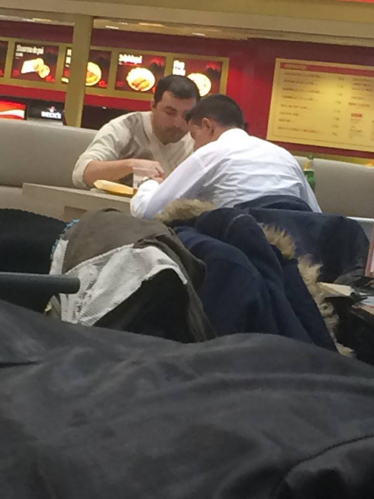 FOTO - Fostul presedinte al raionului Ialoveni, dat in cautare internationala, se plimba nestingherit intr-un mall din Iasi? FOTO - Fostul presedinte al raionului Ialoveni, dat in cautare internationala, se plimba nestingherit intr-un mall din Iasi?