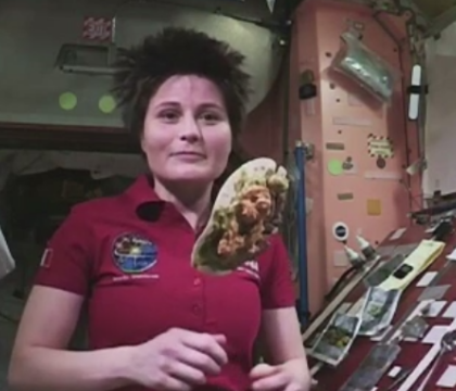 "Nu avem farfurii". Cum isi pregatesc masa astronautii din spatiu. Poze de la bordul Statiei Spatiale Internationale - VIDEO "Nu avem farfurii". Cum isi pregatesc masa astronautii din spatiu. Poze de la bordul Statiei Spatiale Internationale - VIDEO
