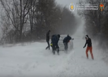 Peste 20 de vehicule, intre care si 2 ambulante, blocate pe drumurile din tara din cauza ninsorii - VIDEO Peste 20 de vehicule, intre care si 2 ambulante, blocate pe drumurile din tara din cauza ninsorii - VIDEO