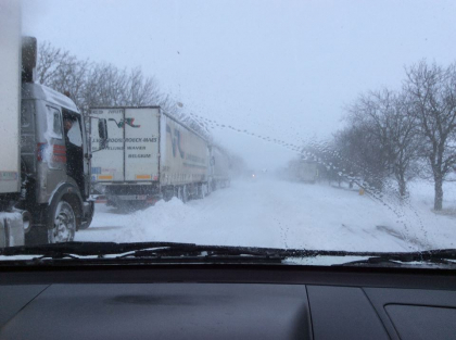 8 tiruri, BLOCATE la vama Tudora in cauza zapezii - FOTO
