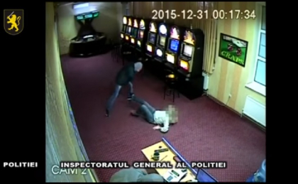 Doi tineri, RETINUTI: ar fi jefuit un cazinou din Ungheni: Momentul in care ia la pumni si la picioare un angajat. Imagini de pe camera de supraveghere - VIDEO